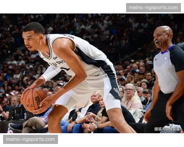 马刺进攻效率118.0防守110.5 文班亚马护框能力改变格局 马刺进攻效率118.0防守110.5 文班亚马护框能力改变格局